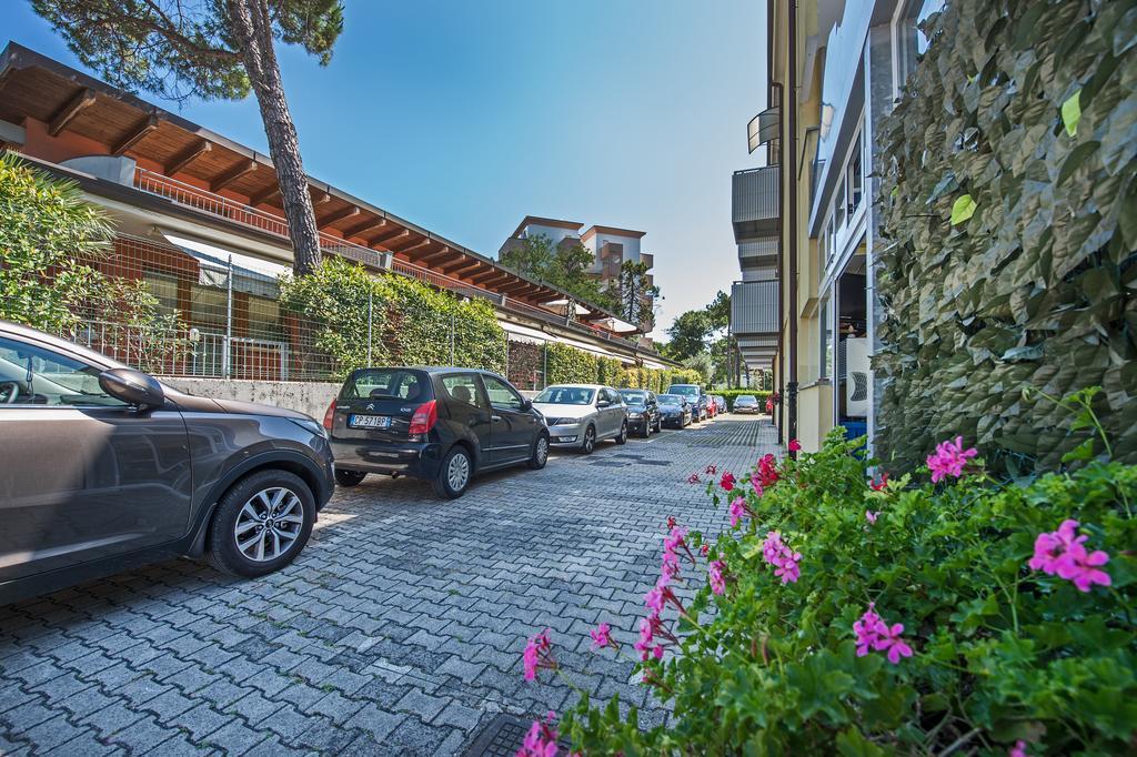 Hotel Minerva Lignano Sabbiadoro Exterior photo